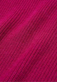 Fuksjowa dzianina o fakturze ribbed, z wypukłymi liniami i miękkim wyglądem. Idealna na odzież lub dodatki.