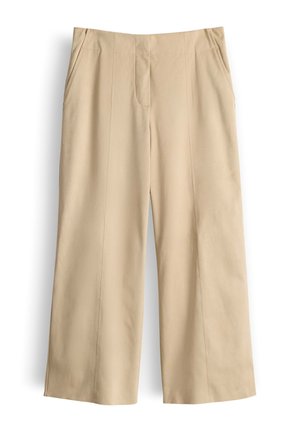Pantaloni beige a gamba larga con tasche laterali, cuciture frontali e una vita aderente, mostrati distesi su uno sfondo bianco.