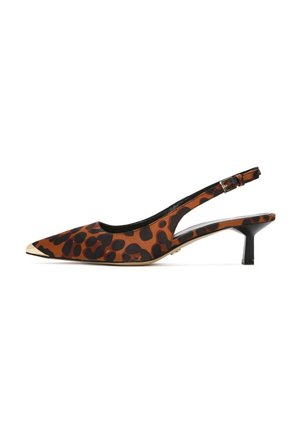 Escarpin à talon bloc en imprimé léopard avec un bout pointu, des accents noirs et un petit talon, présentant une pointe dorée sur le bout.