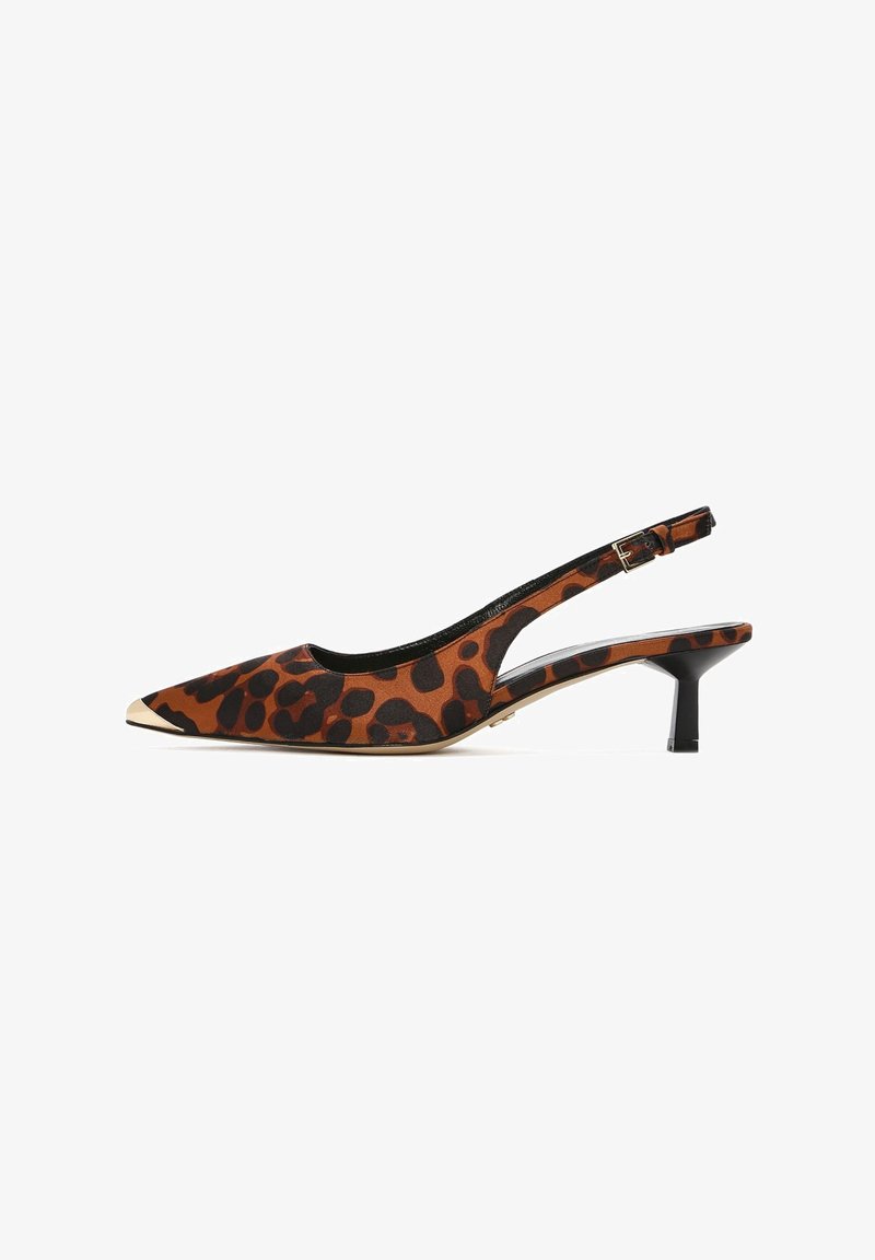 Leoprint Slingback-Schuh mit spitzem Zeh, schwarzen Akzenten und kleinem Blockabsatz, der an der Zehe eine goldfarbene Spitze aufweist.