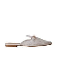 Mule plate blanche à enfiler avec tige en tissu texturé et petit détail de boucle dorée sur le côté, semelle beige et ouverture au talon.