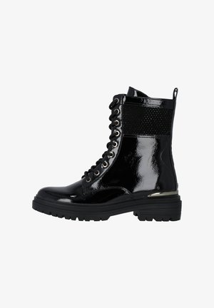 Bottines en cuir verni noir avec panneau texturé, devant à lacets, bout rond, semelle épaisse et accents en métal.