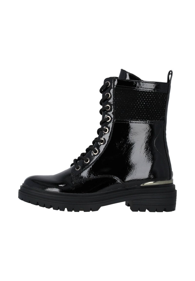 Botas de tobillo de charol negro con panel texturizado, cordones en la parte delantera, punta redonda, suela gruesa y detalles metálicos.