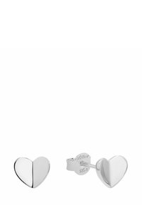 Pendientes en forma de corazón de plata de ley con una superficie pulida, con un diseño partido y cierre de mariposa para un ajuste seguro.