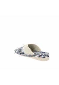 Zapatilla azul y blanca de cuadros con acentos florales, parte superior de tela suave, suela acolchada y suela de color claro.
