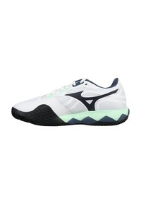 Scarpa sportiva bianca con tomaia in rete, accenti blu navy e tallone verde menta. presenta una suola in gomma nera texturizzata e dettagli a motivo.