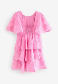 Roze gelaagde jurk met een smock-buste, korte vlindermouwen en bloemenborduursels. Zachte, lichte stof met een vloeiende uitstraling.
