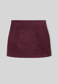 Mini-jupe en velours côtelé bordeaux avec une texture lisse, un ourlet droit et une ceinture élastique pour une silhouette ajustée.