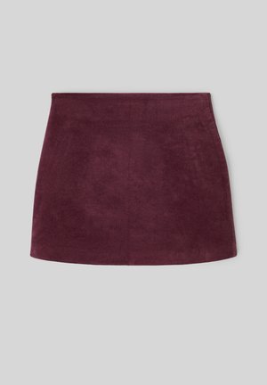 Mini-jupe en velours côtelé bordeaux avec une texture lisse, un ourlet droit et une ceinture élastique pour une silhouette ajustée.