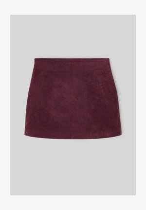 Mini-jupe en velours côtelé bordeaux avec une texture lisse, un ourlet droit et une ceinture élastique pour une silhouette ajustée.