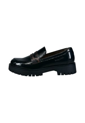 Mocassino in pelle nera con suola robusta e un dettaglio con cinturino marrone scuro sulla parte superiore, lato con nome del marchio impresso.
