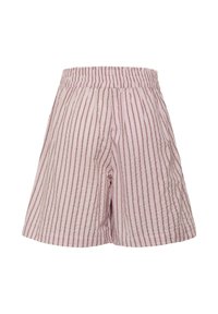 Ljusrosa lösa shorts med vertikala bruna ränder och resårmidja, tillverkade av texturerat, lätt tyg.
