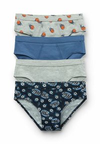 Vier Paare Jungenunterwäsche: eine grau mit Basketballdruck, eine einfarbig blaue, eine hellgraue und eine marineblaue mit Fußballmuster und Textdetails.