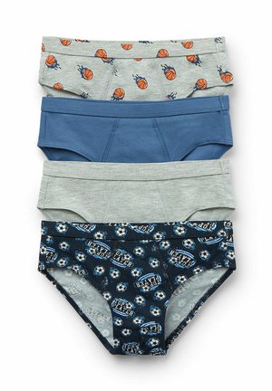 Quatre paires de sous-vêtements pour garçons : une grise avec un imprimé de basketball, une bleue unie, une gris clair, et une marine avec un motif de ballon de football et des détails de texte.