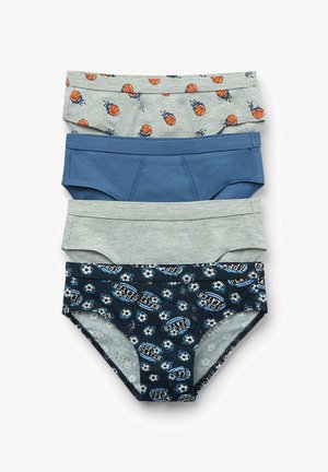 Quatre paires de sous-vêtements pour garçons : une grise avec un imprimé de basketball, une bleue unie, une gris clair, et une marine avec un motif de ballon de football et des détails de texte.
