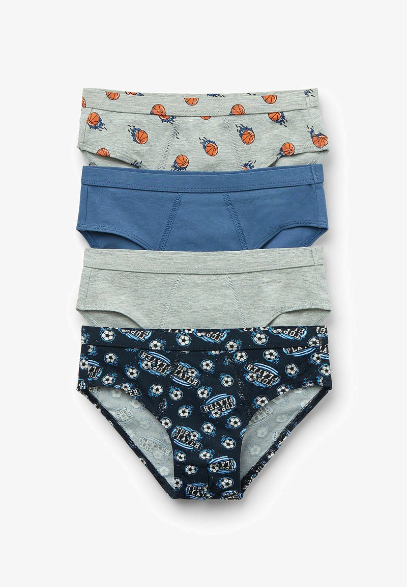 Cztery pary majtek chłopięcych: jedna szara z nadrukiem koszykówki, jednolita niebieska, jasnoszara oraz jedna granatowa z wzorem piłki nożnej i detalem tekstowym.