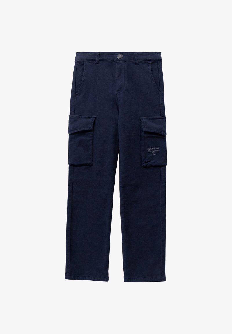 Pantalones cargo de color azul marino hechos de algodón, con dos bolsillos laterales, cierre de botón y marca impresa en la pierna derecha.