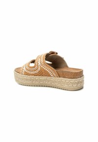 Sandal de esparto tejido marrón con parte superior de corcho, costuras decorativas blancas, punta abierta y suela de plataforma de yute trenzado.