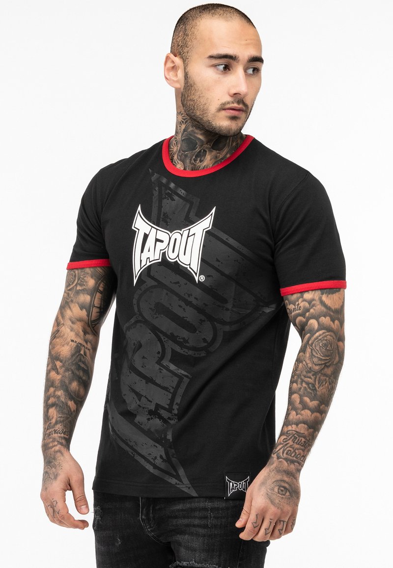 Černé tričko s krátkým rukávem a červeným lemováním, s velkým bílým logem "TAPOUT" a grafickým designem, vyrobené z měkké bavlny.