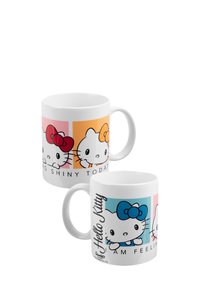 Tazza in ceramica bianca con due design di Hello Kitty su sfondi colorati. Da un lato si vedono il rosso e l'arancione, mentre dall'altro blu e rosa.