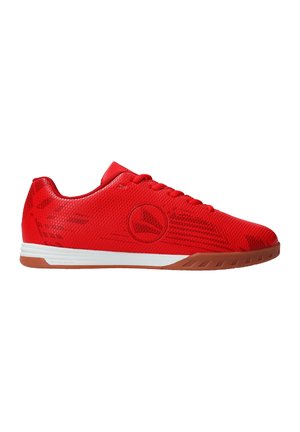 Rote Sportschuhe mit einem strukturierten Mesh-Obermaterial, weißer Zwischensohle und einem gemusterten Gummi-Außensohle. Mit einem runden Logo an der Seite.