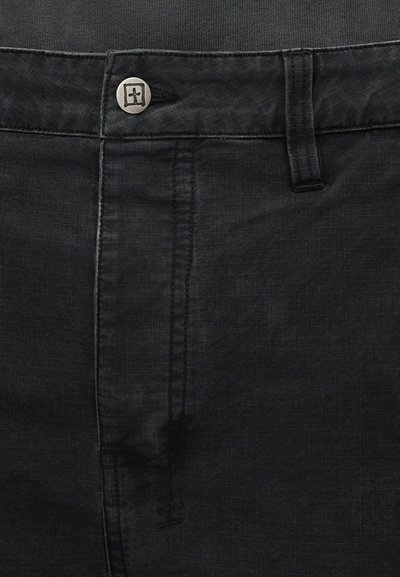 Μαύρο τζιν παντελόνι με κούμπωμα κουμπιού, με υφή υφάσματος, ορατές ραφές και διακριτικό καρό σχέδιο.