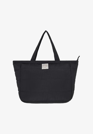Zwarte gewatteerde tote bag met twee handvatten, een bovenrits en een klein lichtgekleurde vierkant logo patch gecentreerd near de bovenkant.