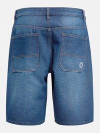 Mørkeblå denimshorts med lige skæring, der har to baglommer med forstærket syning og et mærke-logo på den højre lomme.