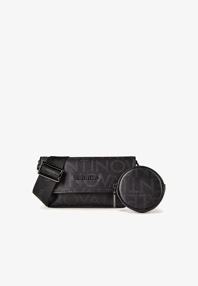 Μαύρη τσάντα Valentino crossbody με ρυθμιζόμενο λουράκι και προσαρτημένο στρογγυλό πορτοφολάκι για κέρματα, και τα δύο με διακριτό υφασμάτινο λογότυπο.