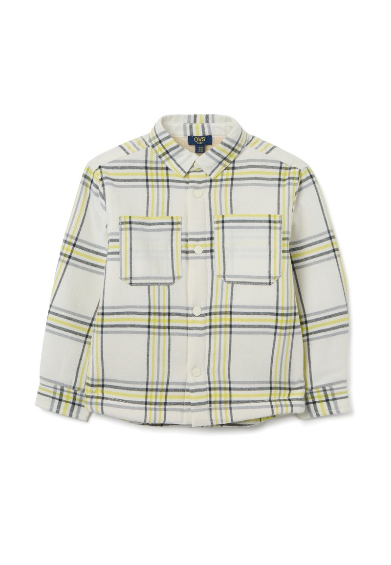 Camisa de cuadros en blanco, amarillo y gris. Cuenta con dos bolsillos en el pecho, un cuello y mangas largas. Textura de tela suave.
