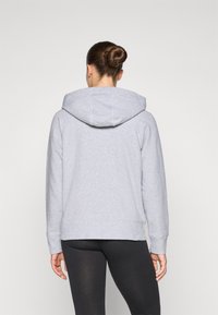 Sweatshirt cinza com capuz, feito de uma mistura suave de algodão, apresentando um corte descontraído, punhos canelados e um capuz texturizado.