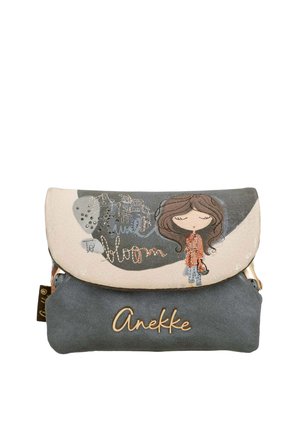 Kleines Stofftäschchen mit einer Mädchenillustration, den Worten "to bloom," und "Anekke", die vorne in Beige- und Grautönen bestickt sind.