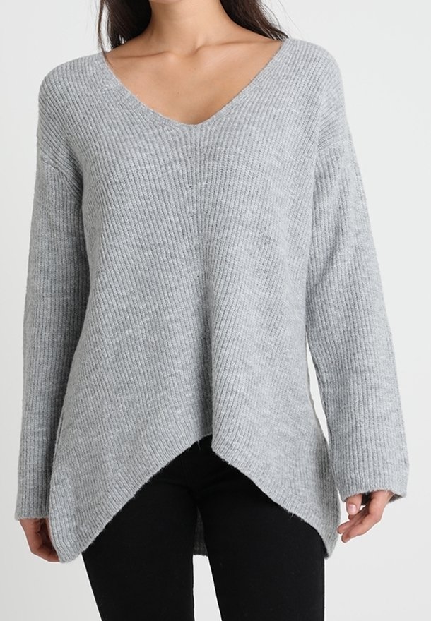 Hellgrauer Strickpullover mit V-Ausschnitt, langen Ärmeln und asymmetrischem Saum. Das strukturierte Rippmuster sorgt für visuelles Interesse.