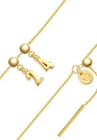 Halsband i guldton med siffrorna "2" och "4" som hängsmycken, en texturerad kedja och en rund berlock med blomsterdesign.