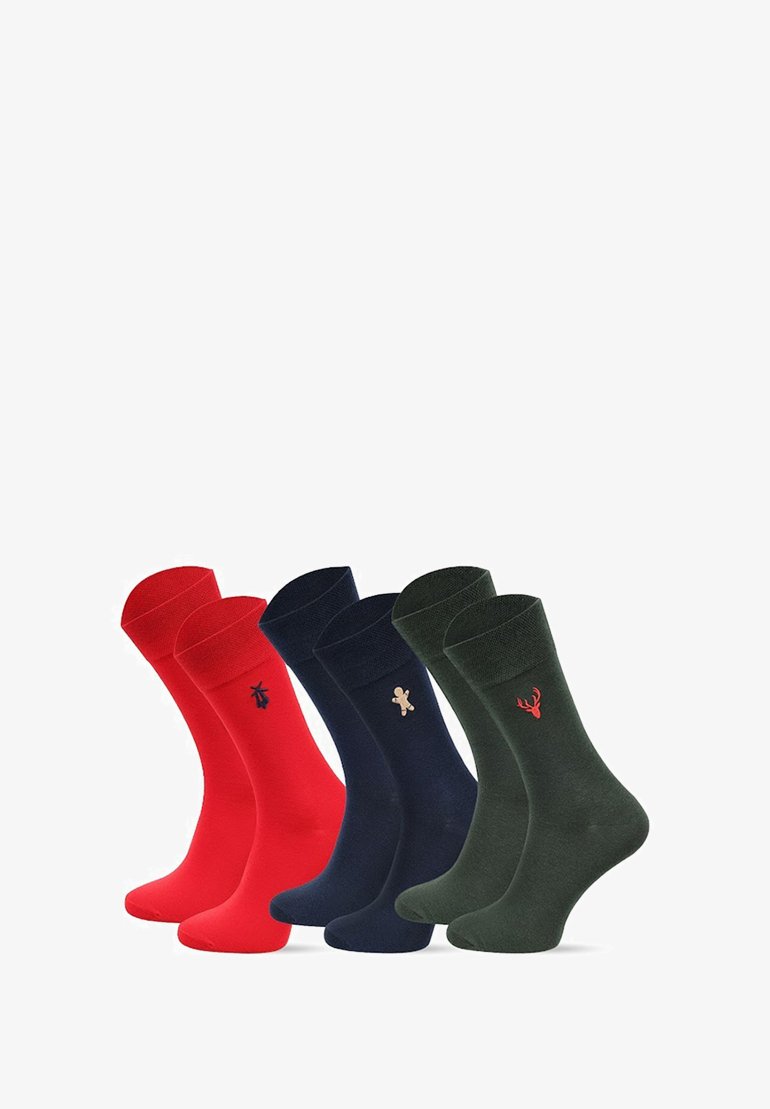 Cztery pary skarpet: czerwone z logo, granatowe z motywem piernika, ciemnozielone z jeleniem. Gładka tekstura, długość do połowy łydki, różne kolory.