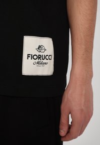 Fiorucci LOGO LABEL BOXY UNISEX - Jednoduché tričko - black