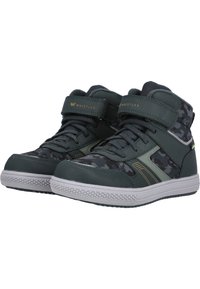 Zapatillas altas en verde oscuro, con un patrón de camuflaje, correa de velcro y material texturizado con una suela de goma blanca.