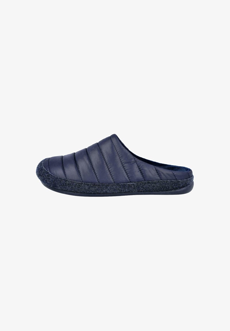 Zapatilla azul marino con parte superior acolchada, forro de textura suave, suela de fieltro gris y diseño de punta redonda. Adecuada para uso en interiores.