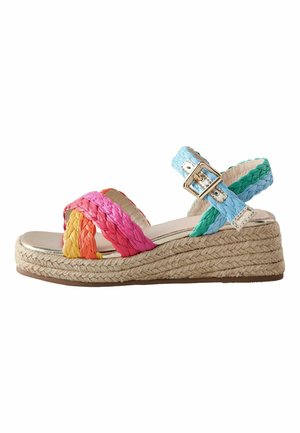 Keilsandalette mit geflochtenen buntfarbenen Riemen in Gelb, Orange, Pink, Blau und Grün, mit einer Schnalle und einer mit Jute umwickelten Sohle.