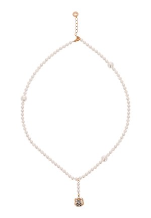 Nyaklánc apró fehér gyöngyökkel, arany kapoccsal és egy díszes arany medállal, amely egy gyöngycseppel lóg.