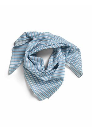 Jasnoniebieski bawełniany szalik z białymi i ciemnoniebieskimi wąskimi paskami, luźno złożony na białym tle.