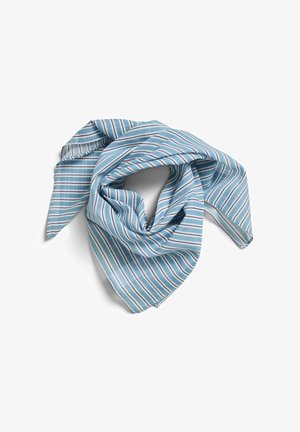 Écharpe en coton bleu clair avec des fines rayures blanches et bleu foncé, pliée en vrac sur un fond blanc.