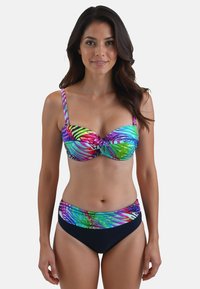 Completo bikini colorato con un motivo floreale multicolore, coppe strutturate, spalline regolabili e un pantalone alto con dettagli neri.