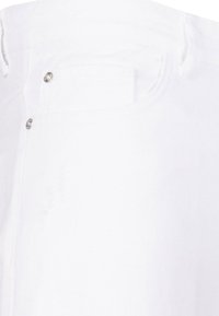 Jeans de denim blanco con un bolsillo trasero plano, acentos de hardware plateado y sutiles detalles de costura a lo largo de la cinturilla y las costuras.