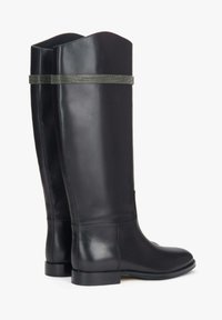 Černé kožené boty do půli stehen s mírně zakřiveným vrškem, vybavené strukturovaným zeleným páskem na zadní straně a hladkým, lesklým povrchem.