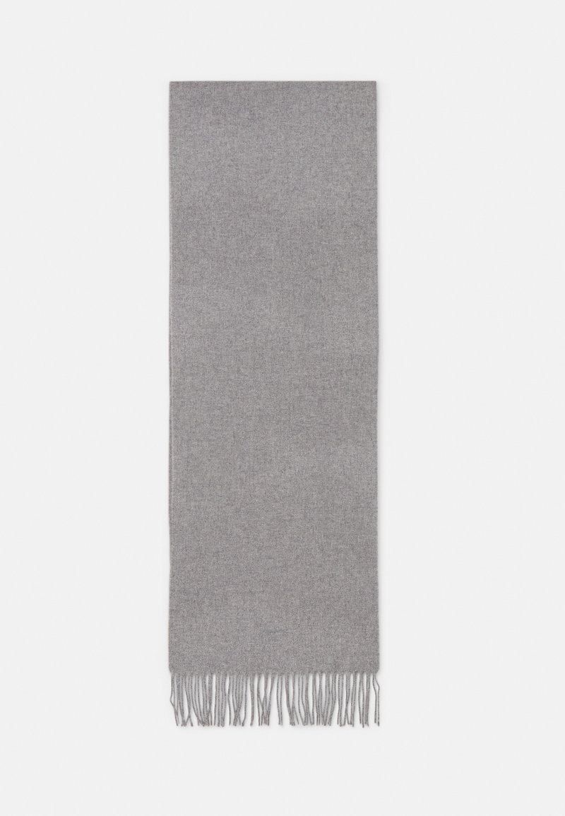 Grijze sjaal gemaakt van zachte stof, met een platte ontwerp en lange, franjes aan de randen. De textuur lijkt glad met een subtiele glans.