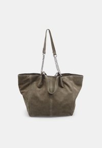 Borsa a spalla in suede verde oliva con doppi manici in cuoio e dettagli in catena argentata, caratterizzata da un ampio interno e una morbida texture.