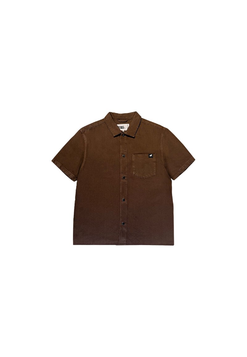 Chemise marron à manches courtes en tissu texturé, dotée d'un bouton sur le devant, d'un col doux et d'une poche poitrine avec un accent de logo.