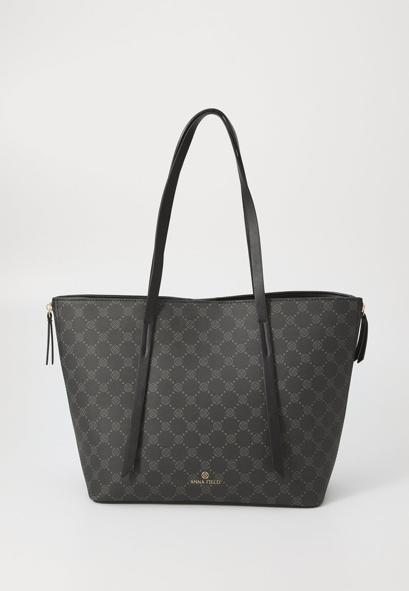 Borsa a tracolla nera con motivo geometrico, dotata di manici robusti e dettaglio dorato del logo. Materiale sintetico testurizzato con chiusura a zip.