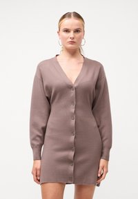 Hnědý pletený kardiganový šaty s dlouhými rukávy, hlubokým V-výstřihem a zapínáním na knoflíky vpředu. Měkká textura a volný střih.